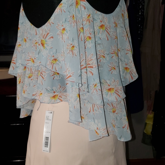 BEAUTIFUL LIGHT BLUE FLORAL TOP. MEDIUM - Picture 4 of 7